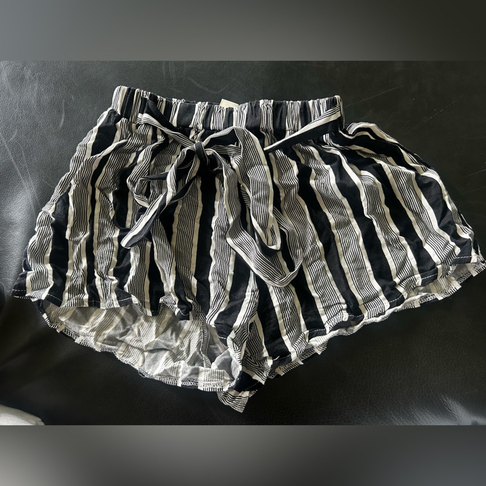 ROMWE Black and White Ruffled Tie Front Mini Shorts